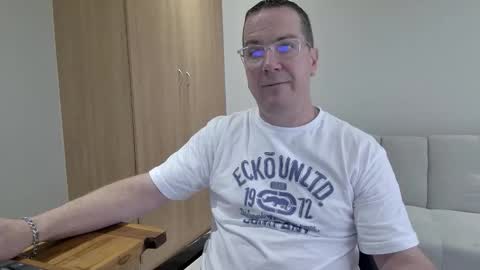 Snapshot of brettdj chatting on 12/17/25, 01:17 Brett online show from 12/17/25, 01:17