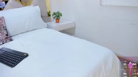 Snapshot of briannahill_ chatting on 09/28/25, 12:10 Brianna online show from 09/28/25, 12:10