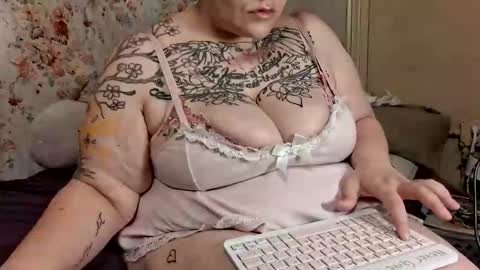 Snapshot of briebaby88 chatting on 05/19/26, 05:03 Leela Marie xo online show from 05/19/26, 05:03