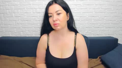 brilliantegirl_ online show from 11/21/25, 09:41