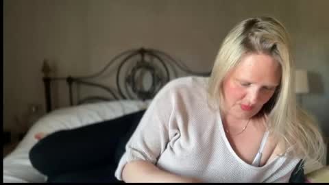 Snapshot of british_bella chatting on 04/23/26, 05:48 British Bella online show from 04/23/26, 05:48