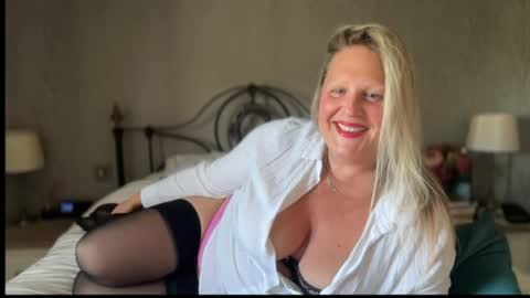 Snapshot of british_bella chatting on 06/09/26, 02:50 British Bella online show from 06/09/26, 02:50
