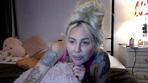 Snapshot of british_bratty_barbie chatting on 08/09/26, 09:09 BritishBrattyBarbie online show from 08/09/26, 09:09