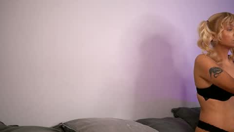 Snapshot of britneyhudson chatting on 10/20/25, 03:40 britneyhudson online show from 10/20/25, 03:40