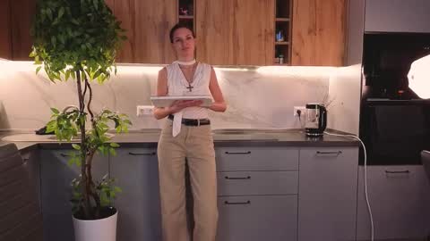 Snapshot of britneyswiss chatting on 03/03/26, 07:42 my name is Britney Im 18 years old I love to draw and want to learn to dance online show from 03/03/26, 07:42