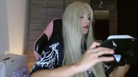 Snapshot of brittany_bubbles chatting on 11/20/25, 11:26 maru miaw Please help me to reach 100 thumbs up online show from 11/20/25, 11:26