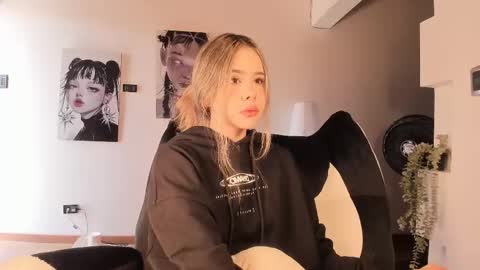 Nat  Independent model  Please help me to reach 200 thumbs up online show from 03/23/26, 06:12