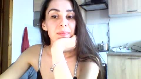 Snapshot of brunettgirl_ chatting on 12/12/24, 09:51 Ellis online show from 12/12/24, 09:51