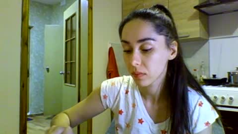 Snapshot of brunettgirl_ chatting on 12/17/24, 04:00 Ellis online show from 12/17/24, 04:00