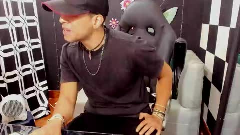Snapshot of brunocuttie94 chatting on 02/15/25, 03:50 Join my fan club here 150 tokens a month online show from 02/15/25, 03:50