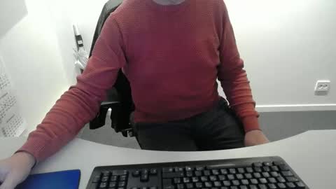 Snapshot of buggemann chatting on 11/17/25, 04:07 buggemann online show from 11/17/25, 04:07