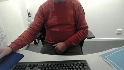 Snapshot of buggemann chatting on 11/18/25, 04:06 buggemann online show from 11/18/25, 04:06