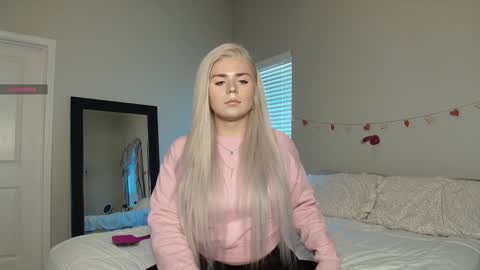 Snapshot of buitifulblonde chatting on 01/19/25, 06:43 buitifulblonde online show from 01/19/25, 06:43