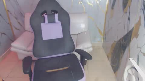 Snapshot of bull_cam chatting on 10/28/25, 05:15 bull_cam online show from 10/28/25, 05:15