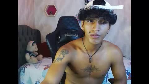 Snapshot of bull_cam chatting on 10/31/25, 04:41 bull_cam online show from 10/31/25, 04:41