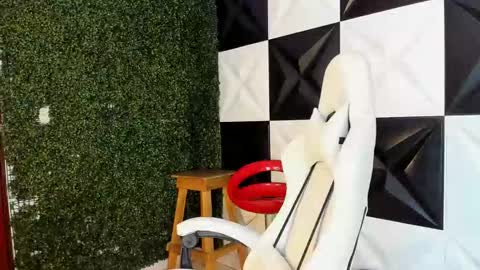 Snapshot of bull_cam chatting on 11/01/25, 05:04 bull_cam online show from 11/01/25, 05:04