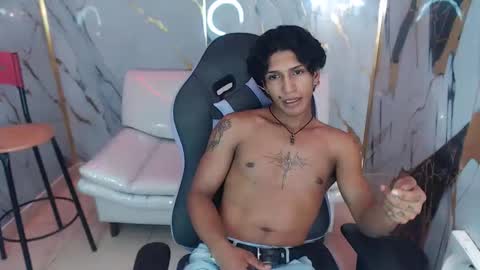 Snapshot of bull_cam chatting on 11/13/25, 07:24 bull_cam online show from 11/13/25, 07:24