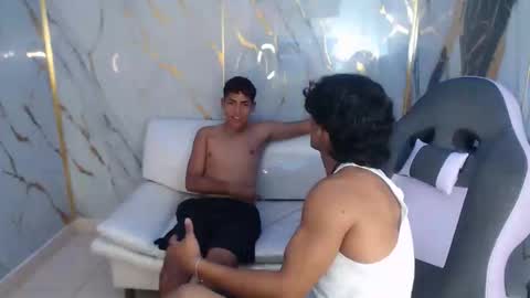 Snapshot of bull_cam chatting on 11/27/25, 04:20 bull_cam online show from 11/27/25, 04:20