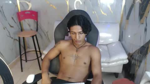 Snapshot of bull_cam chatting on 11/28/25, 05:04 bull_cam online show from 11/28/25, 05:04