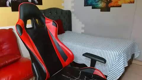 Snapshot of bull_cam chatting on 12/19/25, 04:47 bull_cam online show from 12/19/25, 04:47