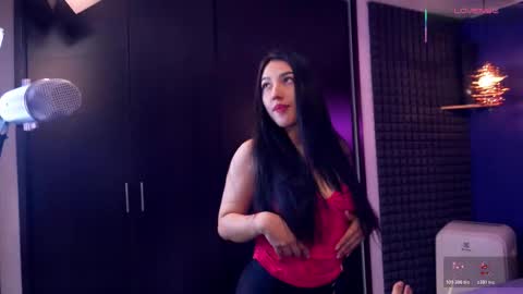 Snapshot of bull_vixen2001 chatting on 11/04/25, 11:53 Bunny and The Rock online show from 11/04/25, 11:53