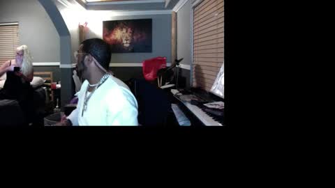 Snapshot of bungalowentertainment chatting on 11/27/25, 08:16 Bungalow Entertainment online show from 11/27/25, 08:16