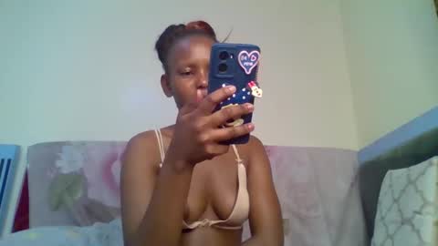 bunnydiva_ online show from 12/19/25, 06:59