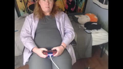 Snapshot of burningflute chatting on 09/17/25, 07:26 burningflute online show from 09/17/25, 07:26