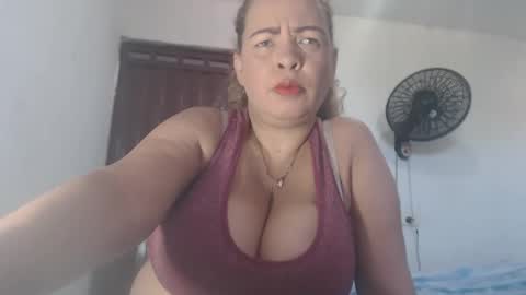 Snapshot of bustyamanda_ chatting on 05/26/26, 01:29 Amanda online show from 05/26/26, 01:29