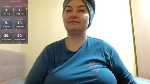 Snapshot of bustyemma chatting on 02/16/25, 06:32 Emma online show from 02/16/25, 06:32