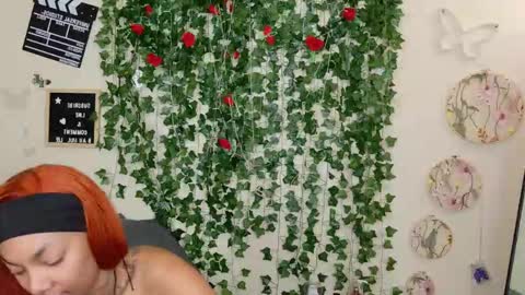 Snapshot of butterflybootyy chatting on 11/24/25, 01:33 butterfly booty online show from 11/24/25, 01:33