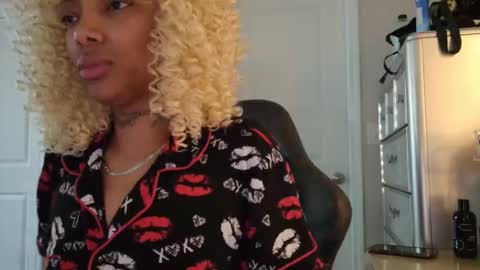 Snapshot of butterflybootyy chatting on 12/15/25, 01:04 butterfly booty online show from 12/15/25, 01:04