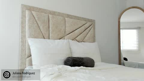 Snapshot of by_juliana chatting on 10/26/25, 09:10 online show from 10/26/25, 09:10