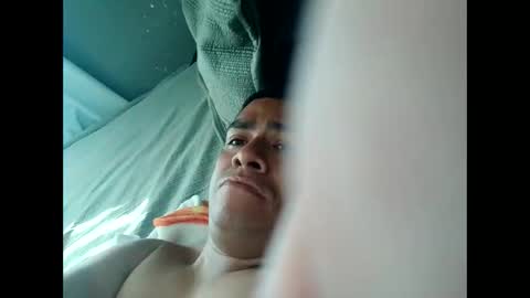 Snapshot of calilober chatting on 11/19/25, 09:59 calilober online show from 11/19/25, 09:59