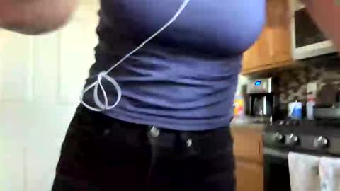 Snapshot of calishop1 chatting on 03/27/26, 01:33 calishop1 online show from 03/27/26, 01:33