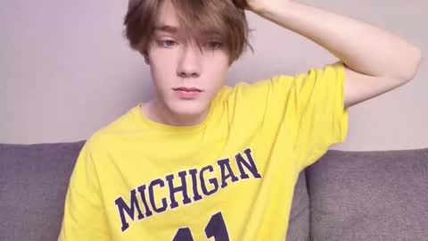 Snapshot of callmenineoneseven chatting on 11/03/25, 12:06 Nick online show from 11/03/25, 12:06