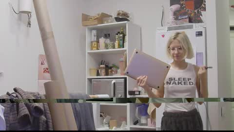 Snapshot of calvia_farey chatting on 11/18/25, 02:32 calvia_farey online show from 11/18/25, 02:32