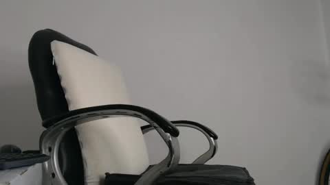 Snapshot of calvinhotlatino chatting on 12/14/24, 11:23 calvinhotlatino online show from 12/14/24, 11:23