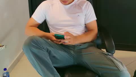 Snapshot of camara110 chatting on 01/27/25, 02:42 camara110 online show from 01/27/25, 02:42