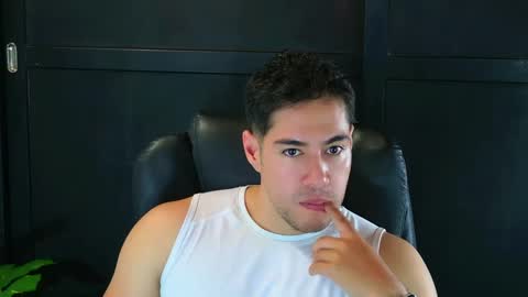 Snapshot of camara110 chatting on 03/06/25, 06:16 camara110 online show from 03/06/25, 06:16