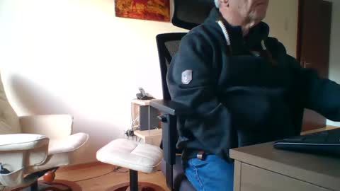 Snapshot of camcologne chatting on 12/20/24, 03:00 camcologne online show from 12/20/24, 03:00