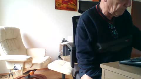 Snapshot of camcologne chatting on 01/15/25, 10:27 camcologne online show from 01/15/25, 10:27