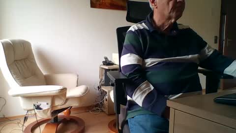 Snapshot of camcologne chatting on 10/15/25, 08:58 camcologne online show from 10/15/25, 08:58