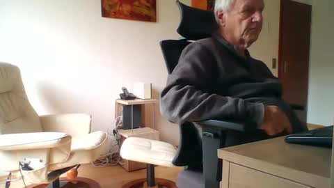 camcologne online show from 12/03/25, 10:24