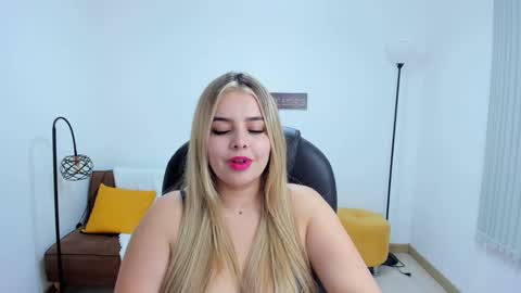 Snapshot of camiilaa1 chatting on 02/20/25, 06:06 Camila online show from 02/20/25, 06:06