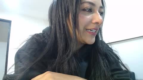 Snapshot of camilaaoficial chatting on 12/19/25, 04:08 Camila online show from 12/19/25, 04:08