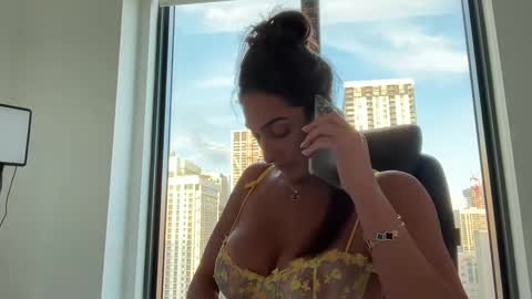 Snapshot of camiliakxoxo chatting on 09/25/25, 10:57 camiliakxoxo online show from 09/25/25, 10:57