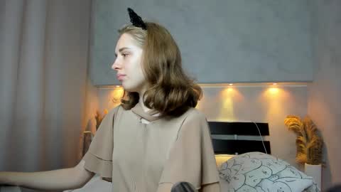 Camilla online show from 09/18/25, 12:23