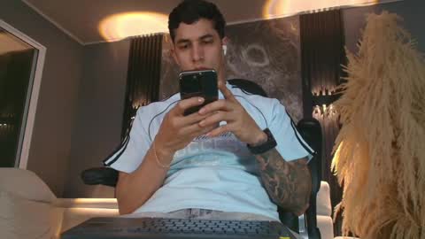 Snapshot of camiloalvarezzz3 chatting on 05/19/26, 03:13 CAMILO online show from 05/19/26, 03:13