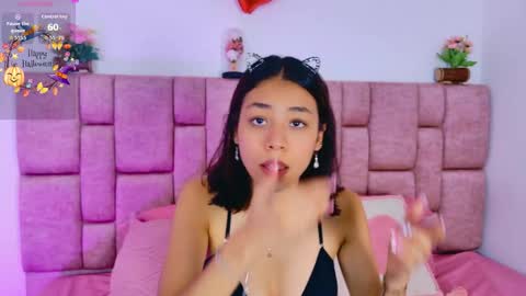 Snapshot of camiluxe chatting on 10/17/25, 12:19 camiluxe online show from 10/17/25, 12:19